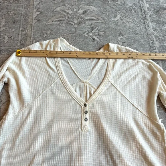 We The Free Citrine Ivory Knit Raw edge boho V-Neck Top M Oversized and relaxed - Picture 12 of 16